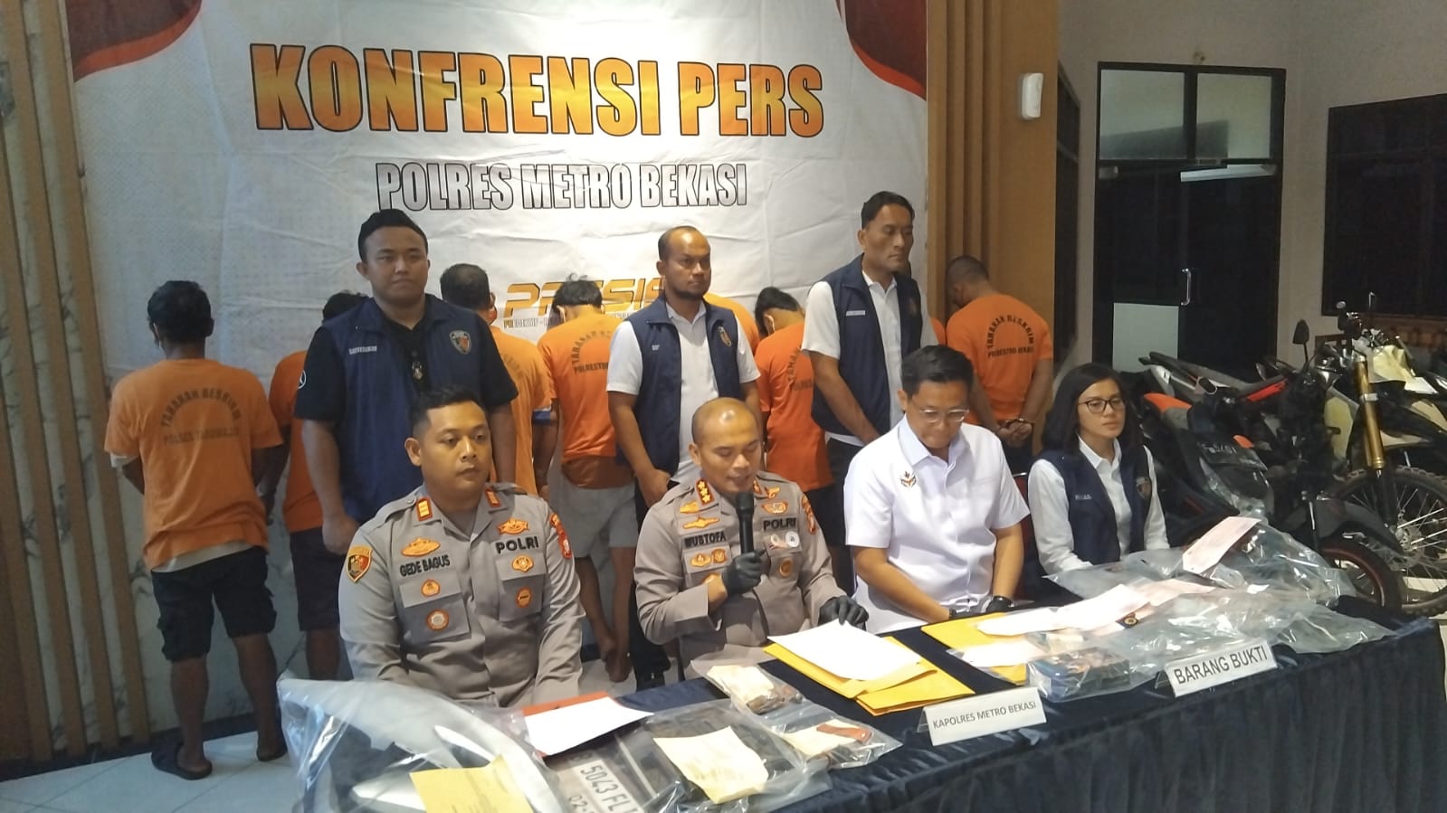 Kabupaten Bekasi - Kapolres Metro Bekasi Kombes Pol Mustofa beserta jajaran mengungkap kasus perampokan sadis di Mapolres Metro Bekasi, Kamis (31/7/2025)