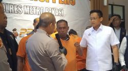 Kabupaten Bekasi - Kapolres Metro Bekasi Kombes Pol Mustofa beserta jajaran mengungkap kasus perampokan sadis di Mapolres Metro Bekasi, Kamis (31/7/2025)