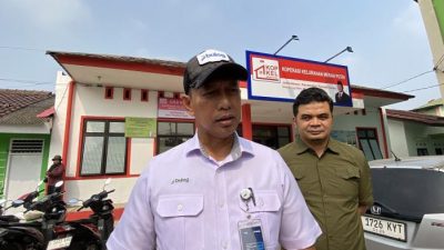 Kota Bekasi - Direktur Utama Perum Bulog, Ahmad Rizal Ramdhani, melakukan inspeksi mendadak (sidak) ke Koperasi Kelurahan Merah Putih (KKMP) di Kelurahan Jatimakmur, Kecamatan Pondok Gede, Kota Bekasi, Minggu (27/7/2025).