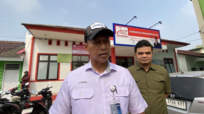 Kota Bekasi - Direktur Utama Perum Bulog, Ahmad Rizal Ramdhani, melakukan inspeksi mendadak (sidak) ke Koperasi Kelurahan Merah Putih (KKMP) di Kelurahan Jatimakmur, Kecamatan Pondok Gede, Kota Bekasi, Minggu (27/7/2025).