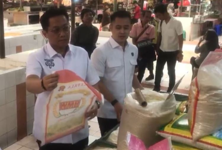 Kabupaten Bekasi - Tim gabungan dari Satuan Reserse Kriminal (Satreskrim) Polres Metro Bekasi dan Dinas Perdagangan Kabupaten Bekasi menemukan beras terindikasi oplosan di sejumlah lokasi, dalam inspeksi mendadak (sidak) ke pasar modern dan tradisional, Rabu (30/7/2025).