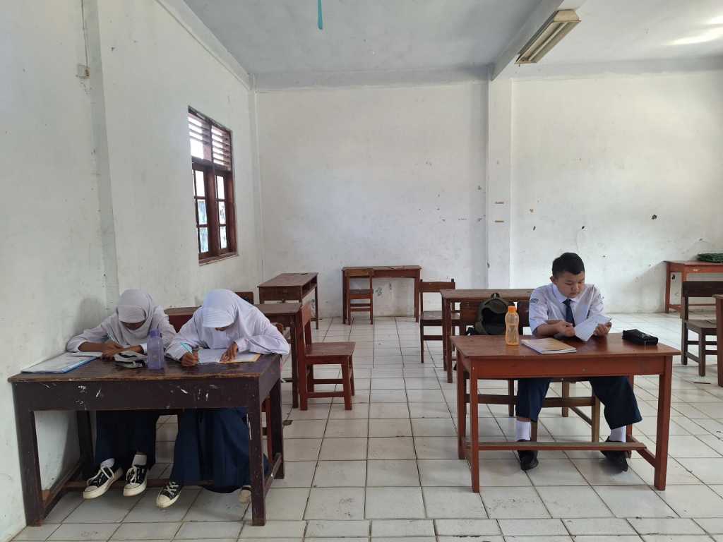 Kota Bekasi - Salah satu SMP swasta di Kelurahan Mustikasari, Kecamatan Mustikajaya, hanya menerima tiga siswa baru untuk tahun ajaran 2025/2026.