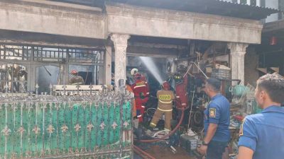 Kota Bekasi - Satu unit rumah tinggal di Jalan Gurame, Harapan Baru, Medan Satria, Kota Bekasi, dilalap api pada pagi hari sekitar pukul 08.30 WIB, Rabu (16/7/2025).