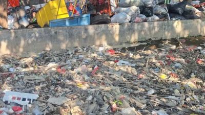 Kota Bekasi - Tumpukan sampah sepanjang 50 meter di Kali Kapuk, Medan Satria, Kota Bekasi.