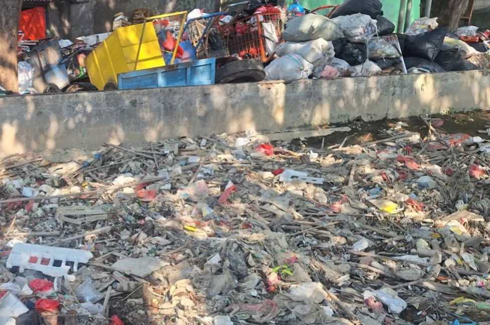 Kota Bekasi - Tumpukan sampah sepanjang 50 meter di Kali Kapuk, Medan Satria, Kota Bekasi.