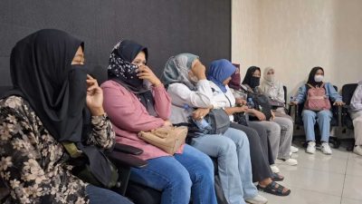 Kota Bekasi - Sebanyak 18 perempuan calon pekerja migran asal berbagai daerah dipulangkan ke kampung halamannya setelah terungkap bahwa mereka direkrut oleh perusahaan penyalur kerja ilegal yang beroperasi di kawasan Jatisampurna, Kota Bekasi.