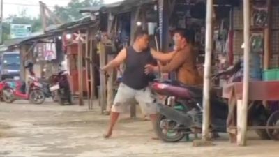 Kabupaten Bekasi - Perkelahian berdarah terjadi di Pasar Cibenda, Desa Sirnajaya, Kecamatan Serang Baru, Kabupaten Bekasi, Kamis (4/7/2025) sore. Dua pria terlibat adu fisik menggunakan senjata tajam dan batang bambu, diduga akibat sengketa utang yang belum terselesaikan.
