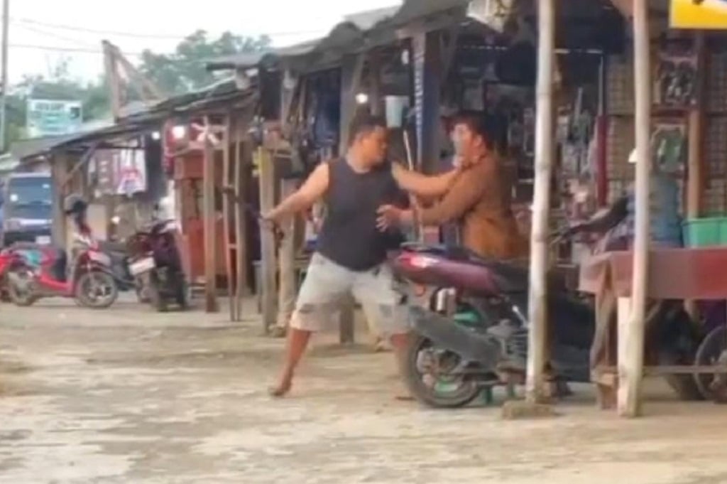 Kabupaten Bekasi - Perkelahian berdarah terjadi di Pasar Cibenda, Desa Sirnajaya, Kecamatan Serang Baru, Kabupaten Bekasi, Kamis (4/7/2025) sore. Dua pria terlibat adu fisik menggunakan senjata tajam dan batang bambu, diduga akibat sengketa utang yang belum terselesaikan.