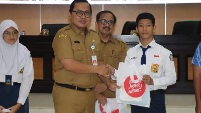 Kabupaten Bekasi - KPK RI melalui Direktorat Sosialisasi dan Kampanye Antikorupsi mengedukasi ratusan siswa-siswi SMP-SMA Kabupaten Bekasi, di Gedung Swatantra Wibawa Mukti, Kompleks Pemkab Cikarang Pusat, pada Senin, (7/7/2025).