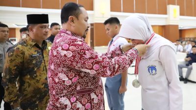 Kabupaten Bekasi - Asisten Perekonomian dan Pembangunan (Asda-2) Iwan Ridwan melepas siswa asal Kabupaten Bekasi, untuk mengikuti pelatihan dan pembinaan sebagai Calon Paskibraka (Capaska) di Tingkat Provinsi Jabar dan Nasional. Bertempat di Gedung Swatantra Wibawa Mukti Komplek Perkantoran Pemkab. Bekasi, Cikarang Pusat. Jumat, (11/07/2025).