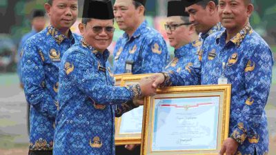 Kabupaten Bekasi - Asisten Administrasi Umum (Asda III) Sekretariat Daerah Kabupaten Bekasi, Jaoharul Alam, mewakili Bupati Bekasi, menyerahkan penghargaan dari Kementerian Pendayagunaan Aparatur Negara dan Reformasi Birokrasi (Kemenpan RB) kepada tiga perangkat daerah pada peringatan Hari Koperasi Nasional ke-78 dan Upacara Korpri di Plaza Pemkab Bekasi, Cikarang Pusat pada Kamis, (17/7/2025).