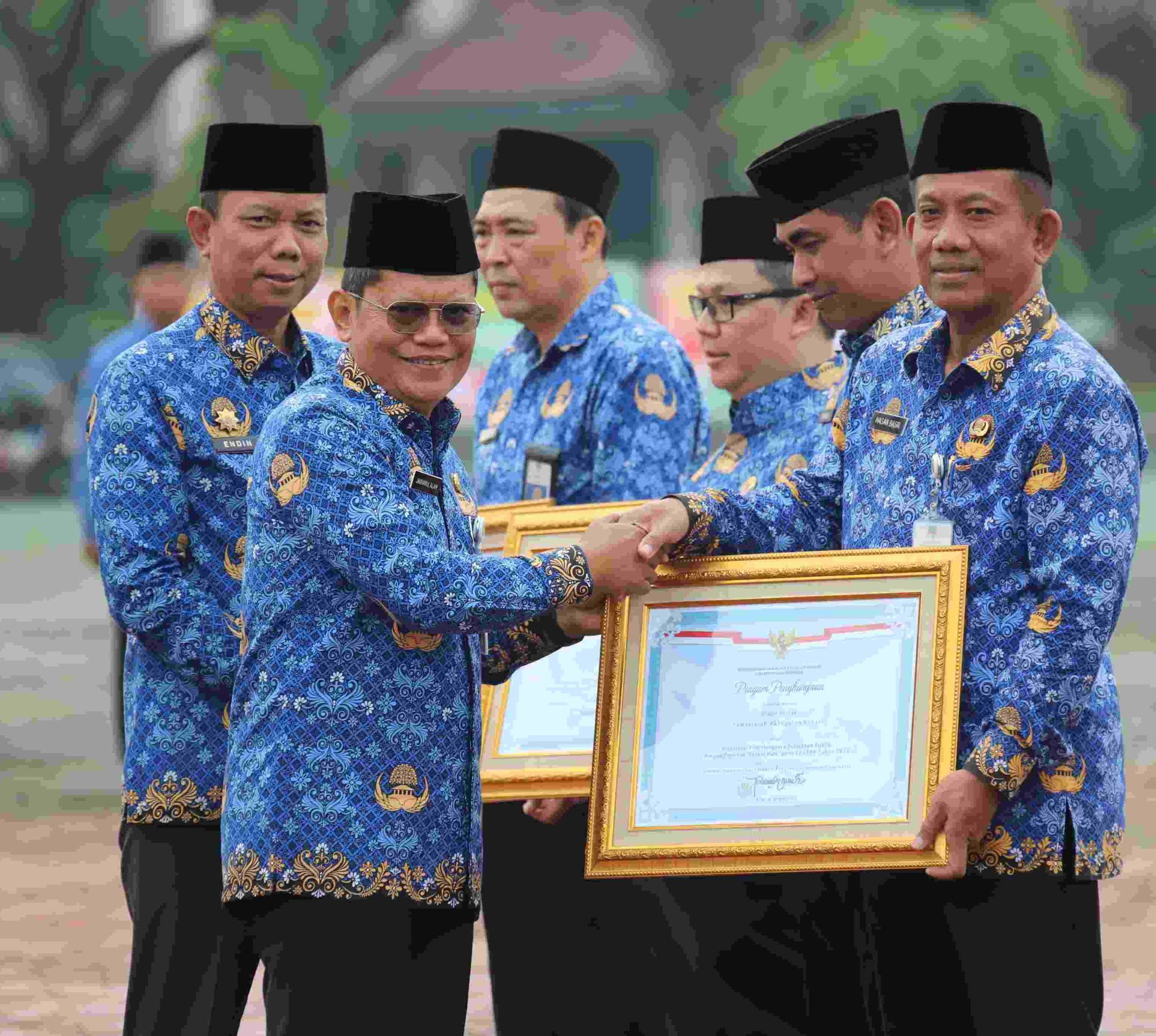 Kabupaten Bekasi - Asisten Administrasi Umum (Asda III) Sekretariat Daerah Kabupaten Bekasi, Jaoharul Alam, mewakili Bupati Bekasi, menyerahkan penghargaan dari Kementerian Pendayagunaan Aparatur Negara dan Reformasi Birokrasi (Kemenpan RB) kepada tiga perangkat daerah pada peringatan Hari Koperasi Nasional ke-78 dan Upacara Korpri di Plaza Pemkab Bekasi, Cikarang Pusat pada Kamis, (17/7/2025).