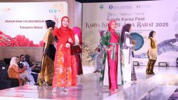 Kabupaten Bekasi - Ketua Dewan Kerajinan Nasional Daerah (Dekranasda) Kabupaten Bekasi, Marlynda Ade Kuswara, didampingi Nia Asep Surya Atmaja, turut tampil dalam peragaan produk kerajinan unggulan daerah, di ajang Sunda Karsa Fest: Karya Kreatif Jawa Barat (KKJ) 2025 yang berlangsung di Trans Convention Centre Bandung, pada Jumat (18/7/2025).