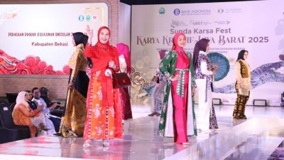 Kabupaten Bekasi - Ketua Dewan Kerajinan Nasional Daerah (Dekranasda) Kabupaten Bekasi, Marlynda Ade Kuswara, didampingi Nia Asep Surya Atmaja, turut tampil dalam peragaan produk kerajinan unggulan daerah, di ajang Sunda Karsa Fest: Karya Kreatif Jawa Barat (KKJ) 2025 yang berlangsung di Trans Convention Centre Bandung, pada Jumat (18/7/2025).
