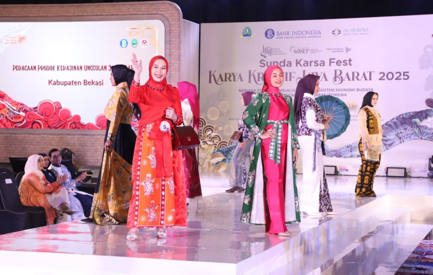 Kabupaten Bekasi - Ketua Dewan Kerajinan Nasional Daerah (Dekranasda) Kabupaten Bekasi, Marlynda Ade Kuswara, didampingi Nia Asep Surya Atmaja, turut tampil dalam peragaan produk kerajinan unggulan daerah, di ajang Sunda Karsa Fest: Karya Kreatif Jawa Barat (KKJ) 2025 yang berlangsung di Trans Convention Centre Bandung, pada Jumat (18/7/2025).