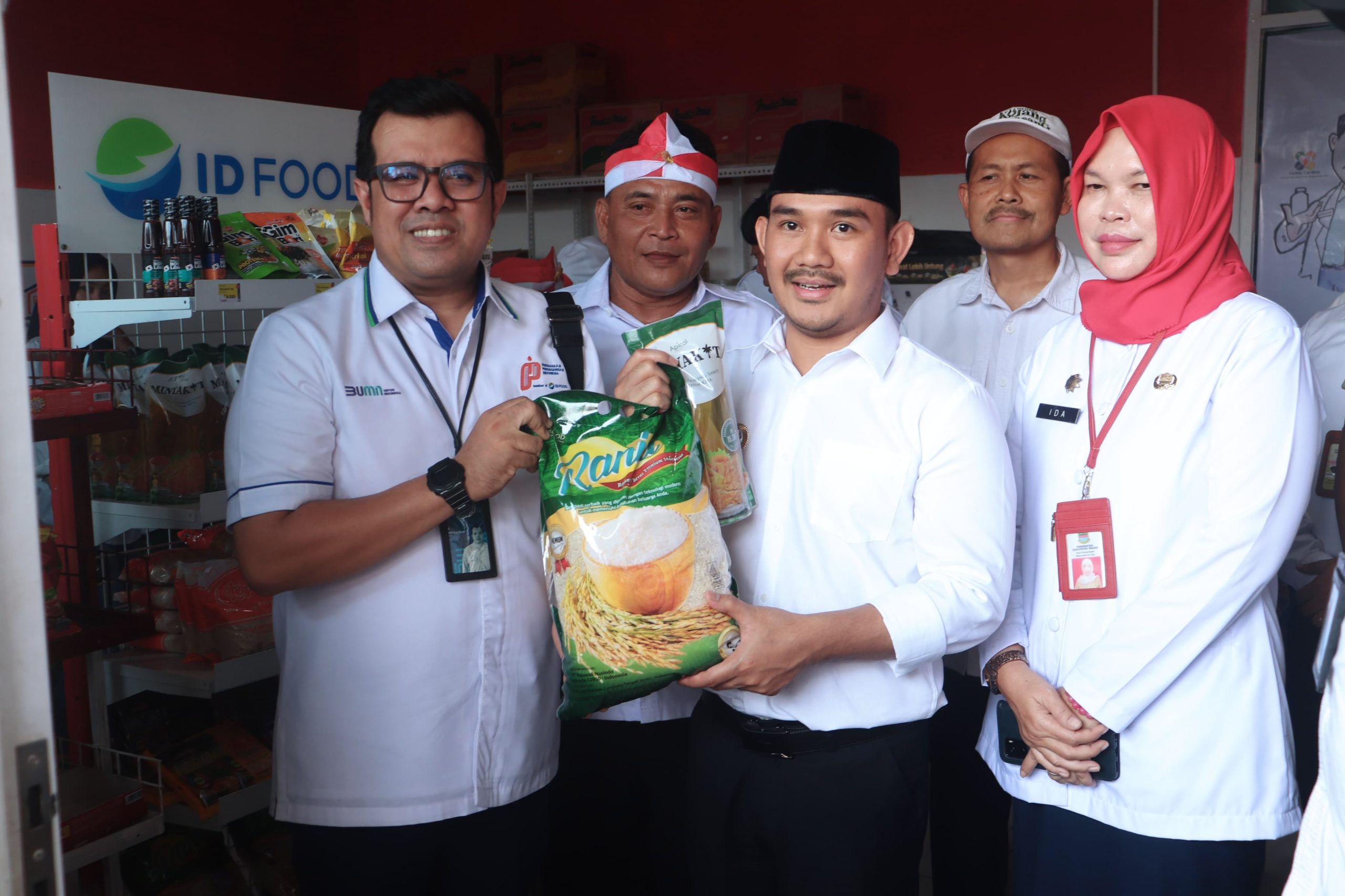 Kabupaten Bekasi - Bupati Bekasi, Ade Kuswara Kunang bersama jajaran unsur Forkopimda dan kepala dinas terkait menghadiri launching Mock Up Koperasi Desa Merah Putih yang dilaksanakan di Gerai Koperasi Desa Kedungwaringin pada Senin, (21/7/2025).