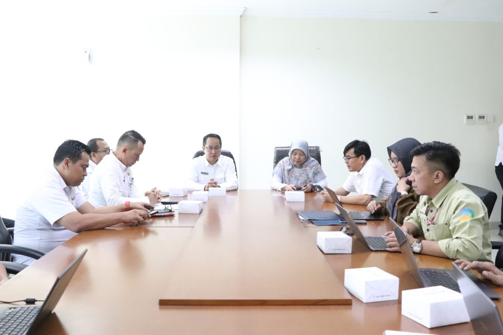 Kabupaten Bekasi - Diskominfosantik Kabupaten Bekasi menerima Kunjungan kerja dari Diskominfo Jawa Barat. Berlangsung di Ruang Rapat Diskominfosantik Cikarang Pusat, Rabu (23/7/2025).