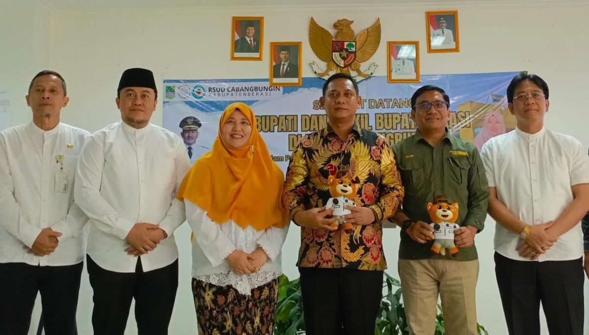 Kabupaten Bekasi - Kunjungan kerja Wakil Bupati Bekasi Asep Surya Atmaja (kemeja batik) bersama kepala perangkat daerah terkait dalam rangka meninjau persiapan peningkatan kelas RSUD Cabangbungin menuju Kelas C