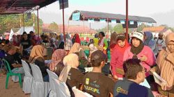 Kabupaten Bekasi - Ratusan warga memadati Lapangan Impres, Desa Karangrahayu, Kecamatan Karangbahagia, Kabupaten Bekasi, untuk mengakses layanan dalam program Botram (Berkolaborasi Terus Melayani), sebuah inovasi pelayanan publik yang digagas Pemerintah Kabupaten Bekasi.