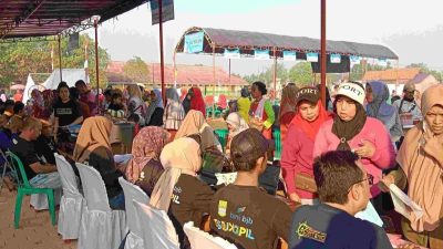 Kabupaten Bekasi - Ratusan warga memadati Lapangan Impres, Desa Karangrahayu, Kecamatan Karangbahagia, Kabupaten Bekasi, untuk mengakses layanan dalam program Botram (Berkolaborasi Terus Melayani), sebuah inovasi pelayanan publik yang digagas Pemerintah Kabupaten Bekasi.
