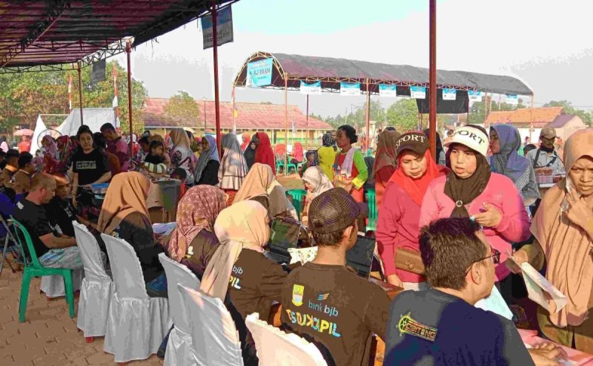 Kabupaten Bekasi - Ratusan warga memadati Lapangan Impres, Desa Karangrahayu, Kecamatan Karangbahagia, Kabupaten Bekasi, untuk mengakses layanan dalam program Botram (Berkolaborasi Terus Melayani), sebuah inovasi pelayanan publik yang digagas Pemerintah Kabupaten Bekasi.