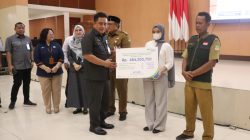 Kabupaten Bekasi - Sekretaris Daerah Kabupaten Bekasi, Dedy Supriyadi, secara simbolis menyerahkan Bantuan Subsidi Upah (BSU) kepada Pekerja Non ASN di Gedung Swatantra Wibawa Mukti, Cikarang Pusat, Selasa (29/7/2025).