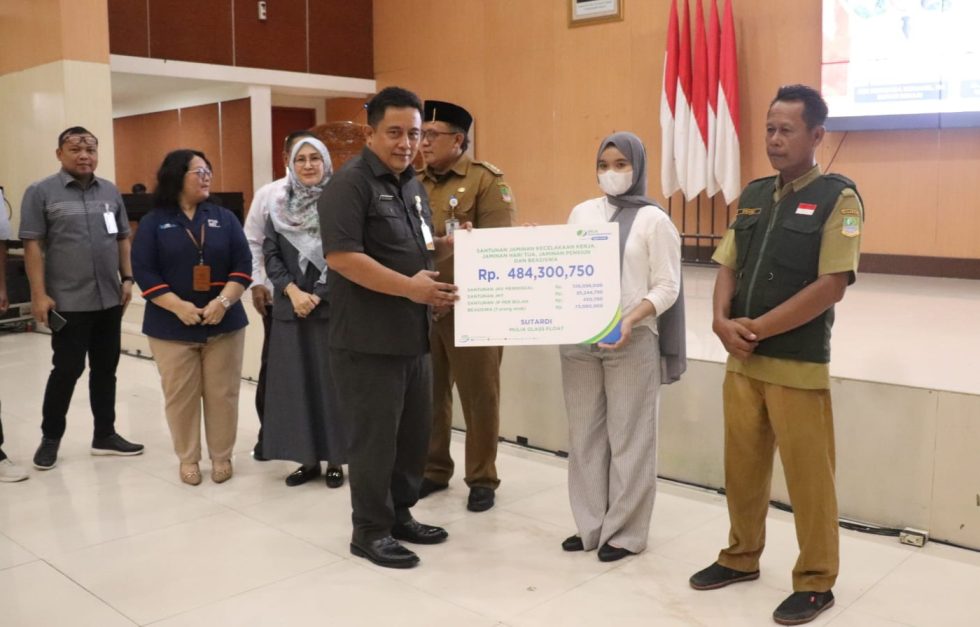 Kabupaten Bekasi - Sekretaris Daerah Kabupaten Bekasi, Dedy Supriyadi, secara simbolis menyerahkan Bantuan Subsidi Upah (BSU) kepada Pekerja Non ASN di Gedung Swatantra Wibawa Mukti, Cikarang Pusat, Selasa (29/7/2025).