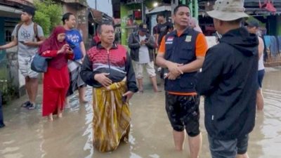 Kabupaten Bekasi - Wakil Bupati Bekasi Asep Surya Atmaja bersama Camat Cikarang Utara Enop Can meninjau langsung sejumlah titik banjir di wilayah Cikarang Utara pada Selasa pagi (8/7/2025).