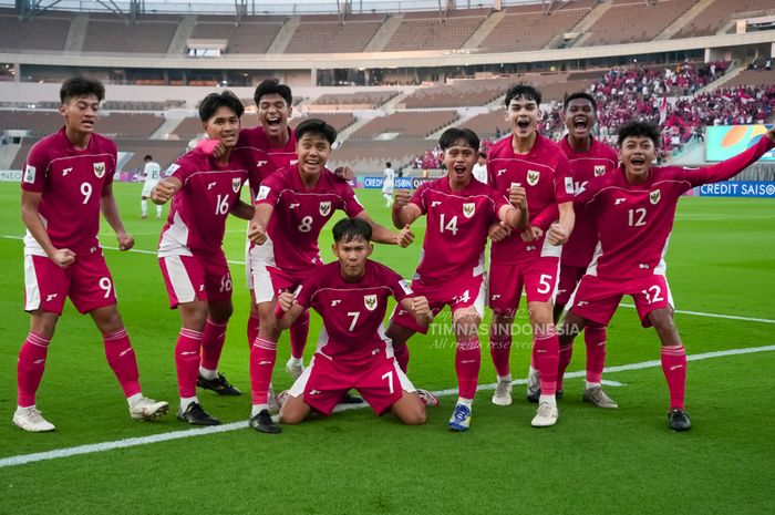 Bekasi - Para pemain Timnas U-17 Indonesia melakukan selebrasi setelah Zahaby Gholy mencetak gol ke gawang Yaman dalam laga kedua Grup C Piala Asia U-17 2025, di Prince Abdullah Al-Faisal Stadium, Jeddah, Senin (7/4/2025). Foto: PSSI