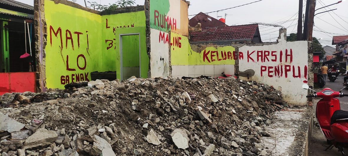 Kota Bekasi - Kondisi terkini rumah kontrakan yang untuk menipu puluhan korban sudah dibongkar di RT04/RW11, Kelurahan Jakasampurna, Bekasi Barat, Kota Bekasi.