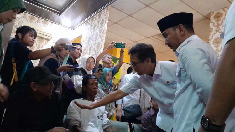 Kabupaten Bekasi - Menteri Kesehatan RI Budi Gunadi Sadikin melakukan kunjungan kerja ke Kecamatan Serang Baru, Kabupaten Bekasi.