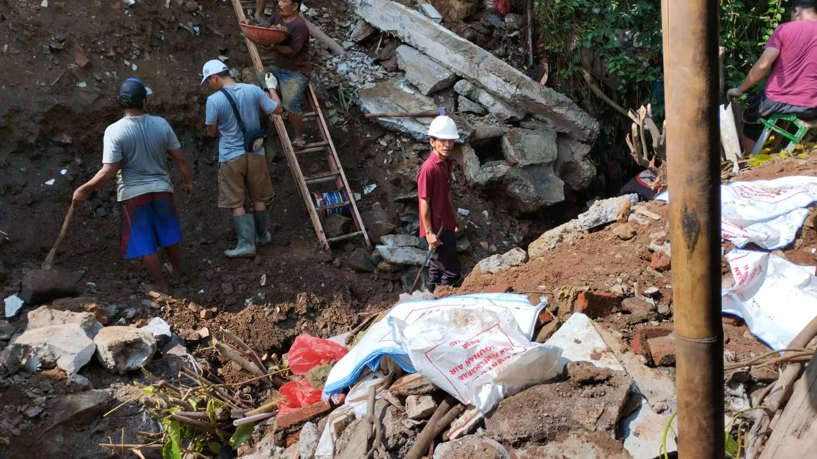 Kota Bekasi - Pemerintah Kota Bekasi melalui Dinas Bina Marga dan Sumber Daya Air (DBMSDA) resmi memulai pengerjaan perbaikan tebing longsor di wilayah RT 09 RW 03, Kelurahan Jatirasa, Kecamatan Jatiasih, yang terdampak bencana banjir besar pada Maret 2025 lalu.