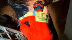Motor Terperosok ke Septic Tank di Jatibening, Damkar Bekasi Hadapi Bau Menyengat dan Licin saat Evakuasi