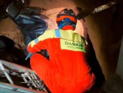 Motor Terperosok ke Septic Tank di Jatibening, Damkar Bekasi Hadapi Bau Menyengat dan Licin saat Evakuasi