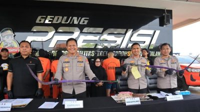 Kota Bekasi - Tim Presisi Polres Metro Bekasi Kota mengamankan dua pemuda yang kedapatan membawa senjata tajam jenis corbek saat nongkrong di kawasan Medan Satria, Kota Bekasi, Sabtu (19/7/2025).