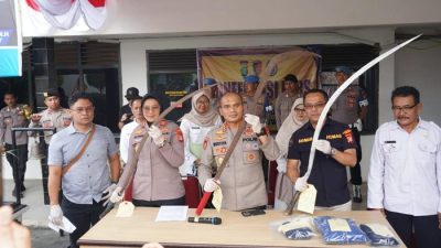 Kabupaten Bekasi - Empat pelajar diamankan polisi usai terlibat dalam aksi tawuran antar kelompok pelajar di kawasan Kedungwaringin, Kabupaten Bekasi.