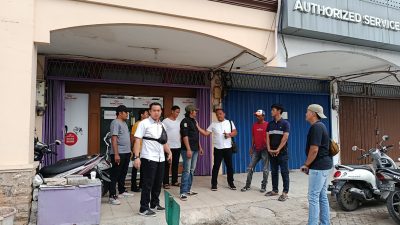 Kota Bekasi - Dua pria yang diduga melakukan aksi premanisme dengan modus sebagai juru parkir liar diamankan oleh Polsek Bekasi Selatan di kawasan Ruko Mega Kalimalang, Pekayon Jaya, pada Senin (28/7/2025).