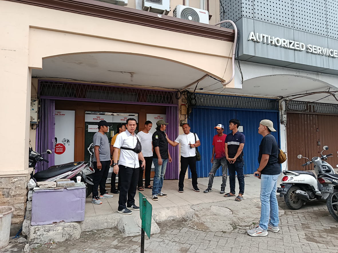Kota Bekasi - Dua pria yang diduga melakukan aksi premanisme dengan modus sebagai juru parkir liar diamankan oleh Polsek Bekasi Selatan di kawasan Ruko Mega Kalimalang, Pekayon Jaya, pada Senin (28/7/2025).