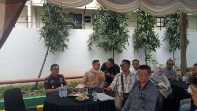 Kota Bekasi - Kepala Kejaksaan Negeri Kota Bekasi, Imran Yusuf, saat berdiskusi dengan wartawan.