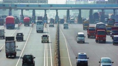 Kota Bekasi - Ruas Tol Jakarta - Cikampek dilintasi truk bertonase besar