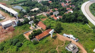 Kabupaten Bekasi - SDN Burangkeng 04 ditengah pembangunan Jalan Tol Jakarta-Cikampek (Japek) II Selatan Paket IIA Setu–Sukaragam.
