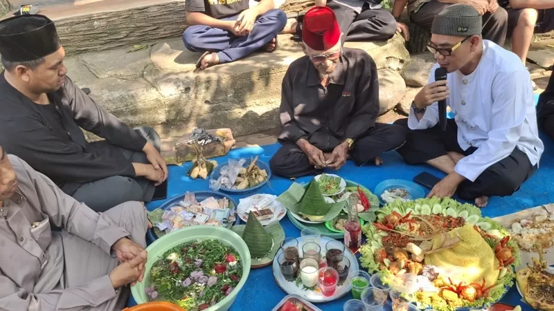 Kabupaten Bekasi - Tradisi tahunan sedekah bumi atau yang dikenal dengan Babaritan kembali digelar di Desa Kertarahayu, Kecamatan Setu, Kabupaten Bekasi.
