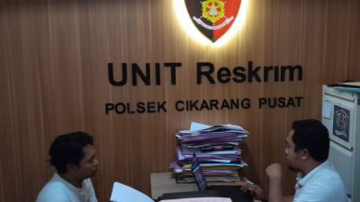 Kabupaten Bekasi - Penyidik di Kepolisian Sektor Cikarang Pusat saat memeriksa terfuga pelaku yang merupakan calo tenaga kerja.