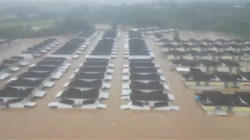 Kabupaten Bekasi - Kondisi Perumahan The Arthera Hill Ekstension, Desa Jayasampurna, Kecamatan Serang Baru, saat terendam banjir.