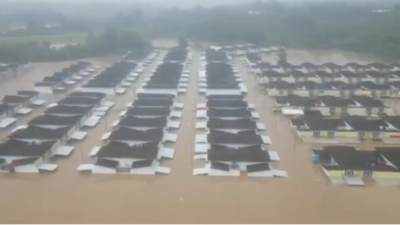 Kabupaten Bekasi - Kondisi Perumahan The Arthera Hill Ekstension, Desa Jayasampurna, Kecamatan Serang Baru, saat terendam banjir.