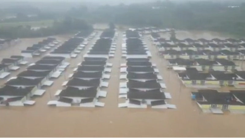Kabupaten Bekasi - Kondisi Perumahan The Arthera Hill Ekstension, Desa Jayasampurna, Kecamatan Serang Baru, saat terendam banjir.