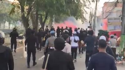 Kota Bekasi - Anggota Brimob melakukan pengamanan di Polres Metro Bekasi Kota dari aksi massa yang tak terkendali, Minggu (31/8/2025). Foto: Septian/Gobekasi.id.