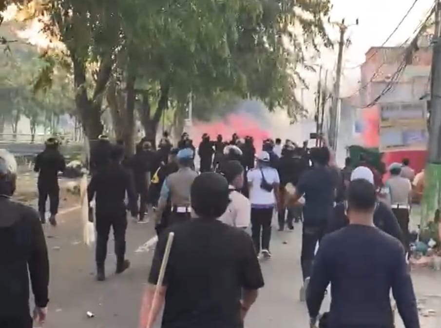 Kota Bekasi - Anggota Brimob melakukan pengamanan di Polres Metro Bekasi Kota dari aksi massa yang tak terkendali, Minggu (31/8/2025). Foto: Septian/Gobekasi.id.