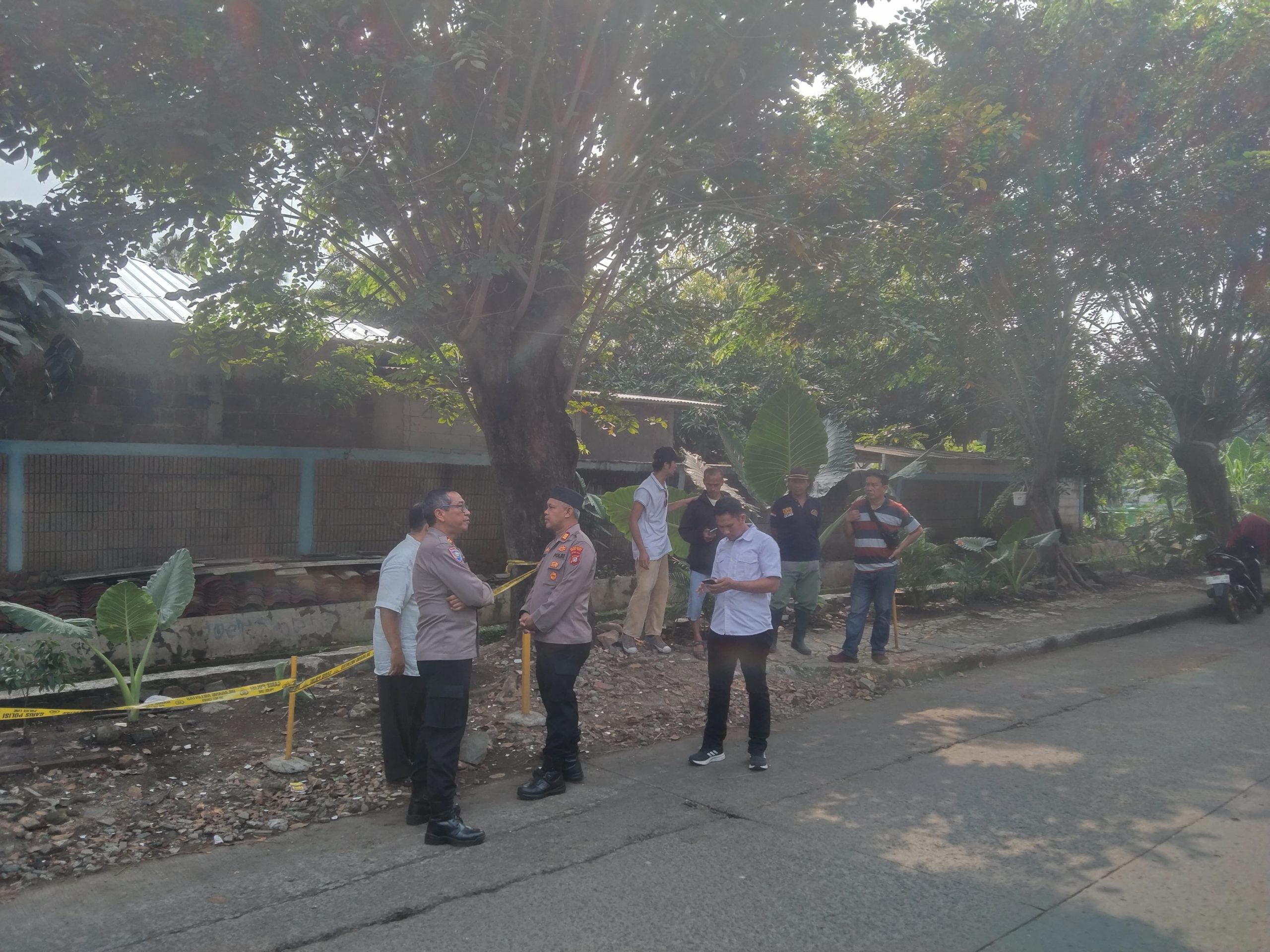 Kota Bekasi - Polisi melakukan olah TKP penemuan jasad bayi perempuan. Foto: Ist