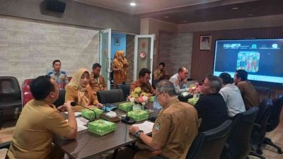 Kota Bekasi - Kepala Dinas Perhubungan Kota Bekasi, Zeno Bachtiar, memimpin rapat pembahasan bantuan keuangan dari DKJ untuk penguatan transportasi. Foto: Ist